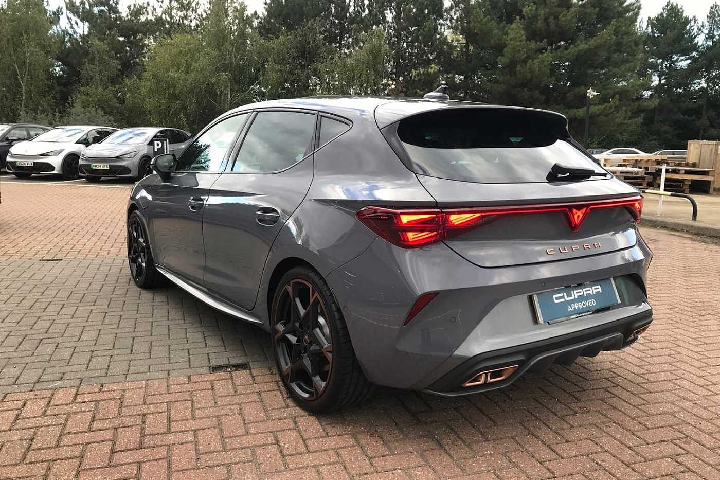 Cupra Leon Hatchback Special Editions VZ First Edition 1.5 e-HYBRID DSG-auto 272 6-speed automatic