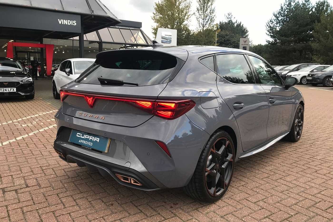 Cupra Leon Hatchback Special Editions VZ First Edition 1.5 e-HYBRID DSG-auto 272 6-speed automatic