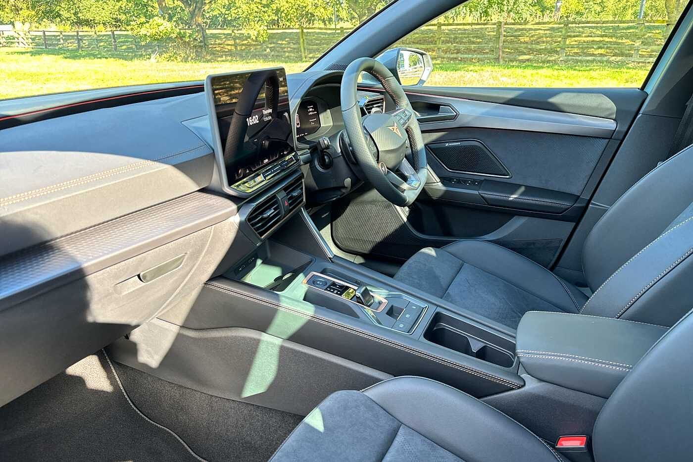 Cupra Leon Estate VZ First Edition 1.5 e-HYBRID DSG-auto 272 6-speed automatic *Matte Paint*