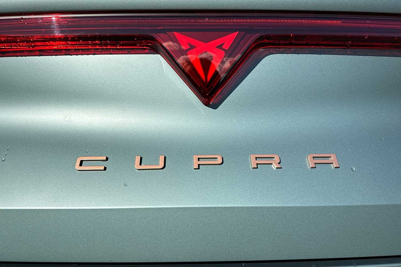 Cupra Leon Estate VZ First Edition 1.5 e-HYBRID DSG-auto 272 6-speed automatic *Matte Paint*